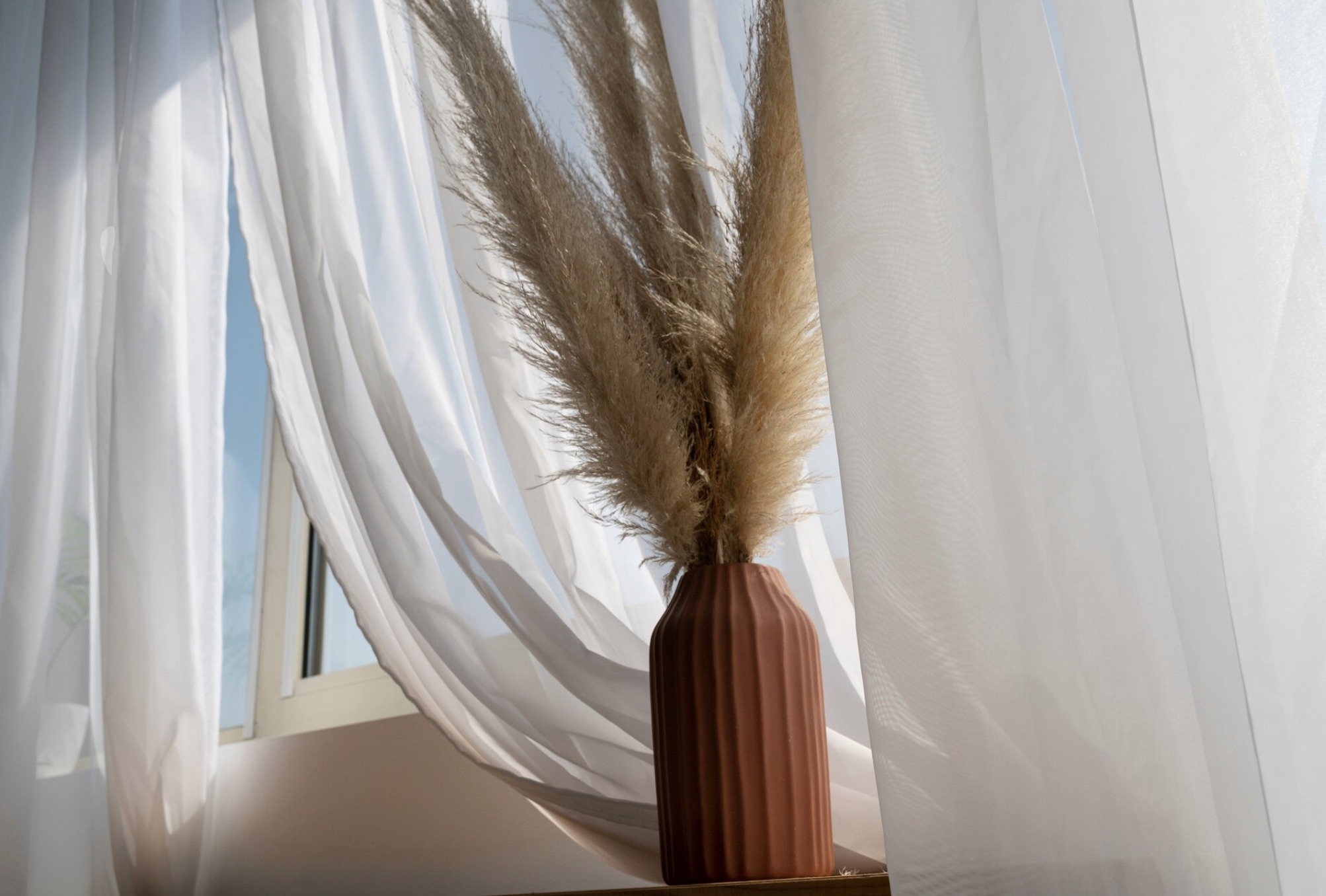 Interno minimalista con gioco di luci naturali